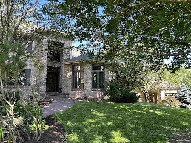 view of front of home featuring a front yard