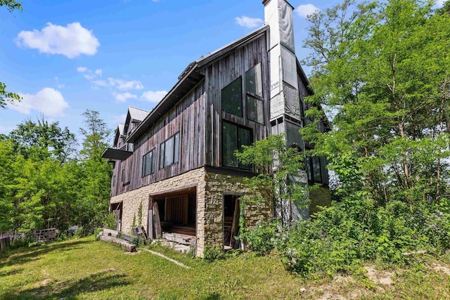 view of side of property featuring a yard