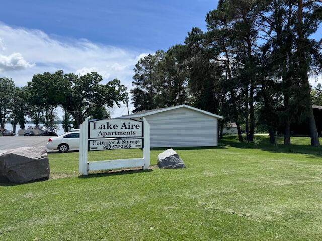 community sign with a yard