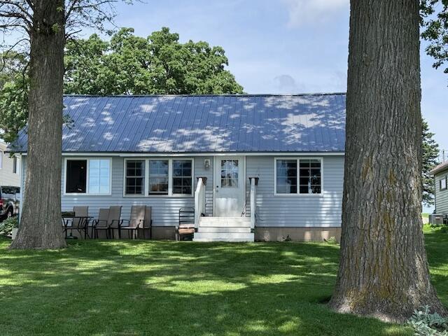 view of front facade with a front lawn