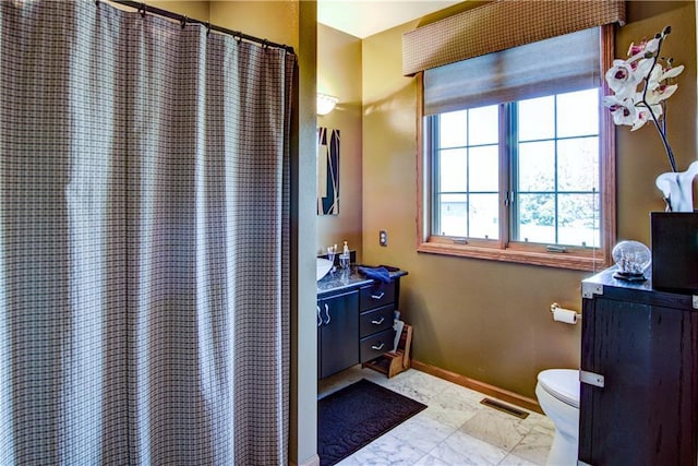 bathroom featuring a shower with curtain and toilet