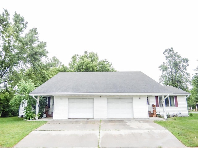 441 Washington St, Oconto, WI 54153 - single story home with a garage and a front yard