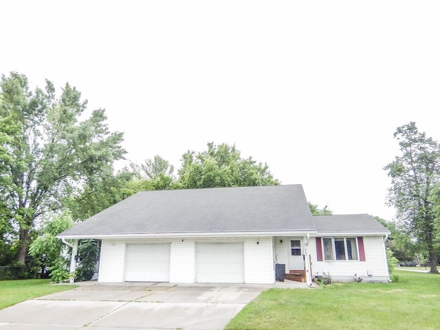 441 Washington St, Oconto, WI 54153 - ranch-style house with a garage and a front lawn