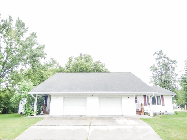 441 Washington St, Oconto, WI 54153 - ranch-style house with a garage and a front lawn