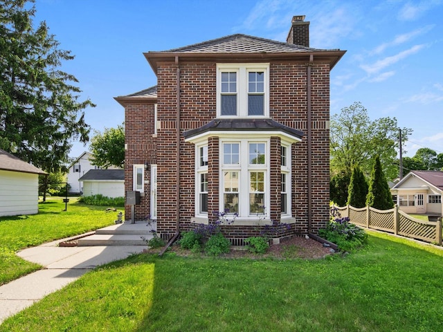 view of front property featuring a front lawn