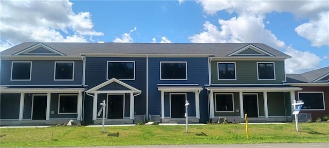 view of front facade featuring a front yard