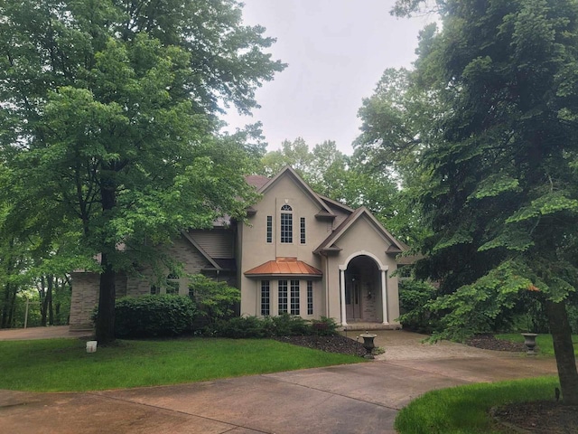 view of front of home featuring a front yard