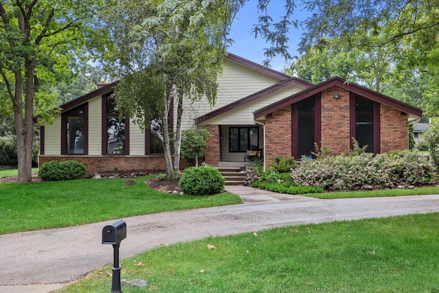 view of front of property featuring a front lawn