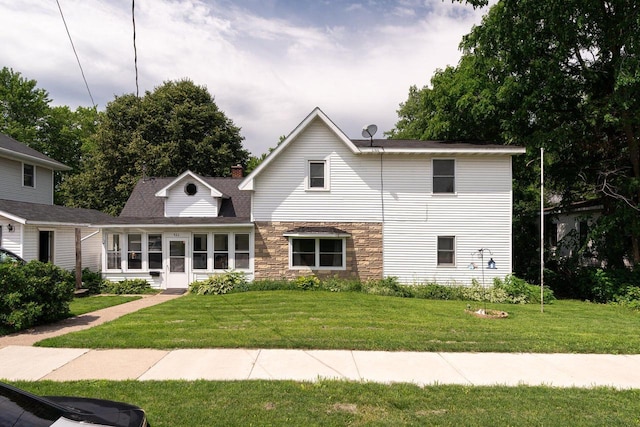 view of front of property with a front yard