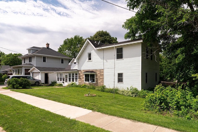 view of front of house featuring a front lawn