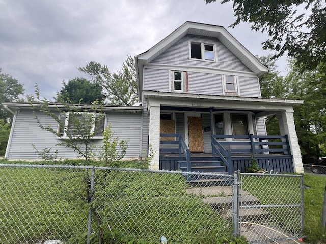 view of front of property with a front lawn and covered porch