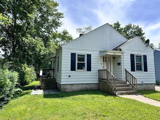 view of front facade with a front yard