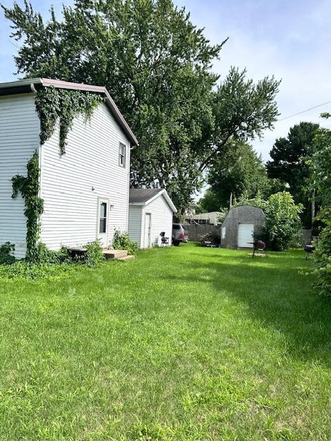 view of yard featuring an outdoor structure