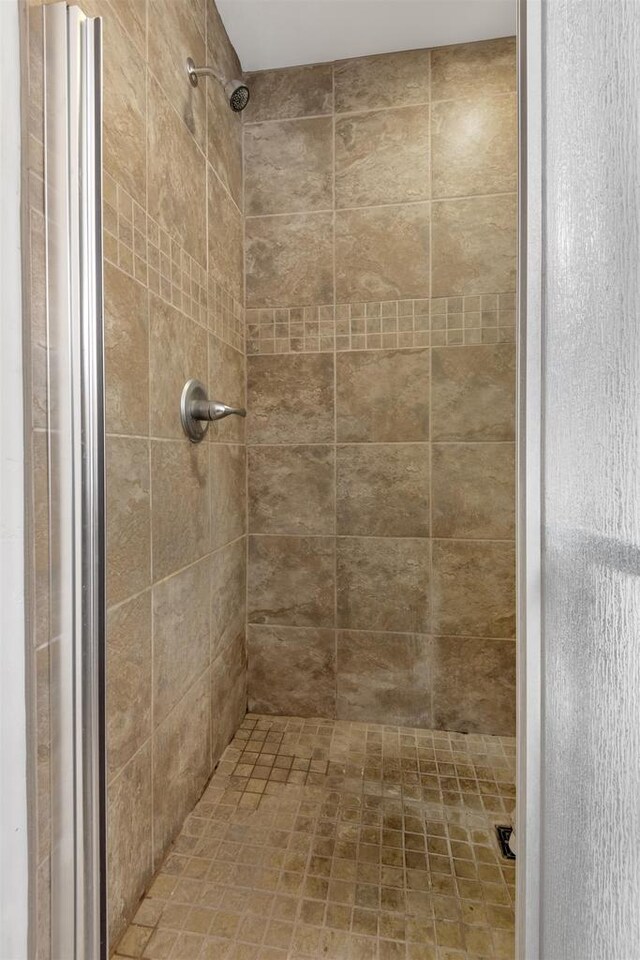 bathroom featuring a tile shower