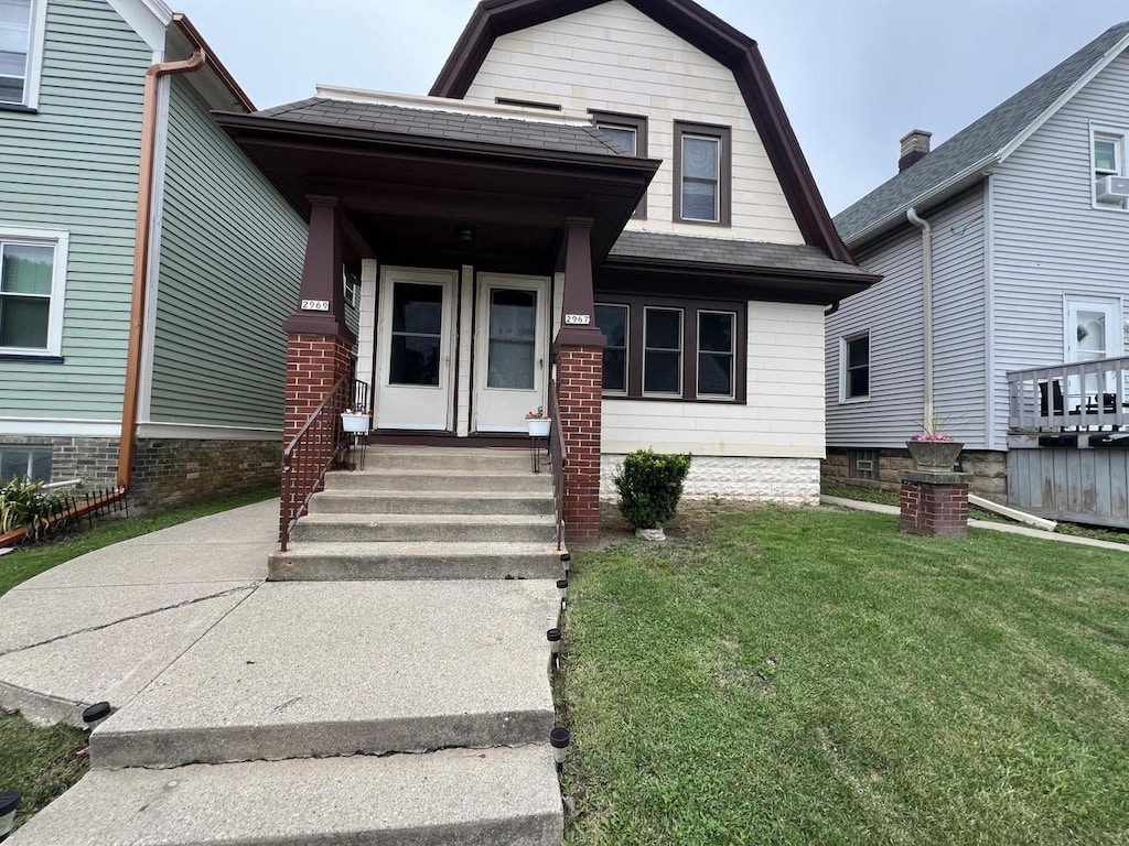 view of front facade with a front yard