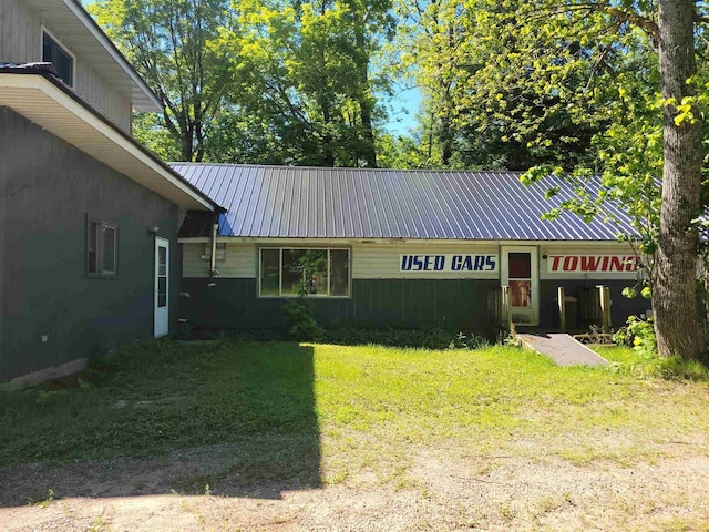 view of front facade with a front lawn