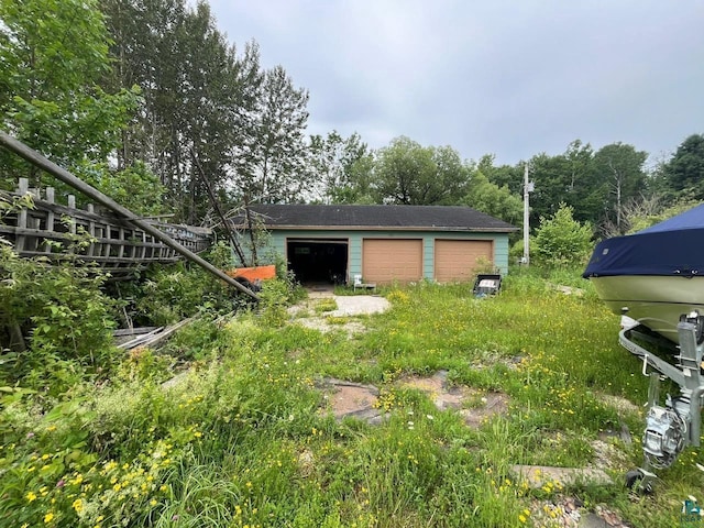 view of yard with a garage and an outdoor structure