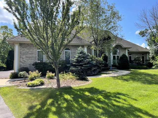 view of front facade featuring a front yard