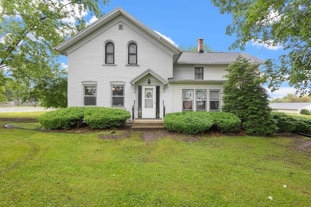 view of front of house featuring a front lawn