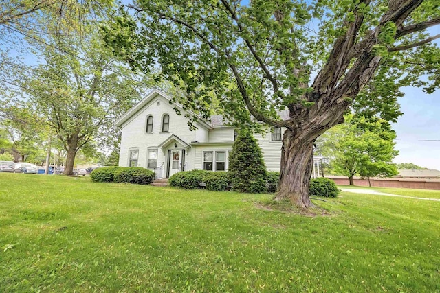 view of front facade featuring a front yard