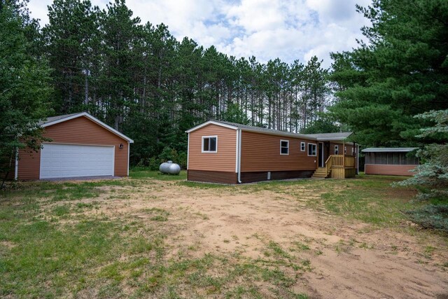 view of yard with a garage and an outdoor structure