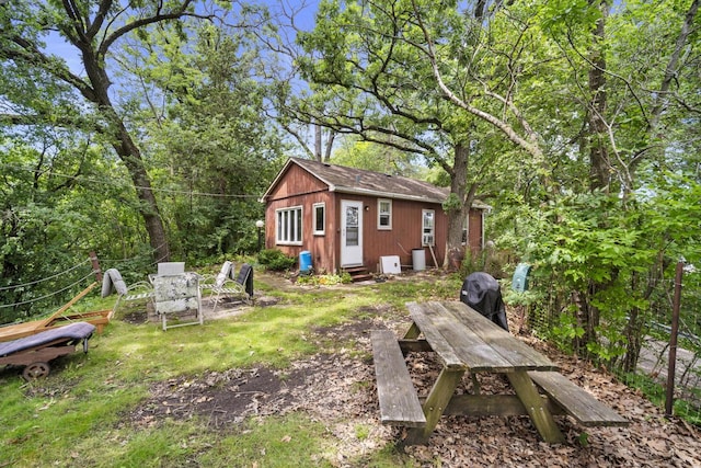 view of yard with an outdoor structure