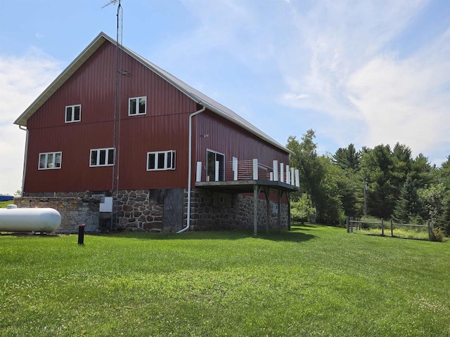 view of side of property featuring a yard