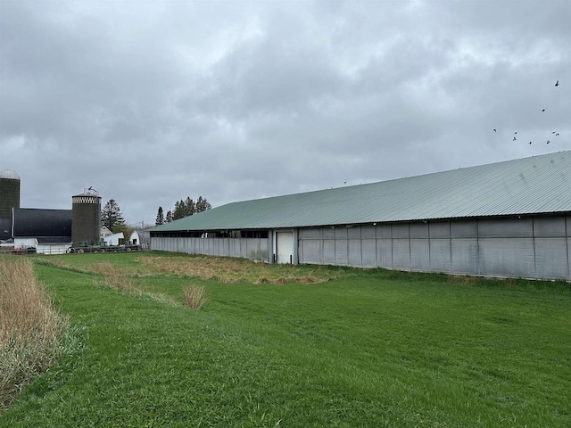 view of yard with an outbuilding