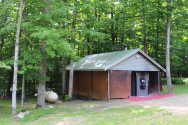 view of outdoor structure with a yard