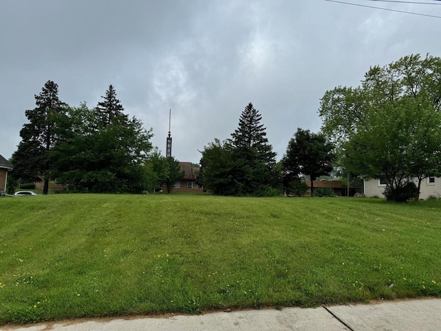 Listing photo 3 for 7722 W Potomac Ave, Milwaukee WI 53222