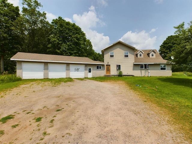 view of front of house featuring a front lawn