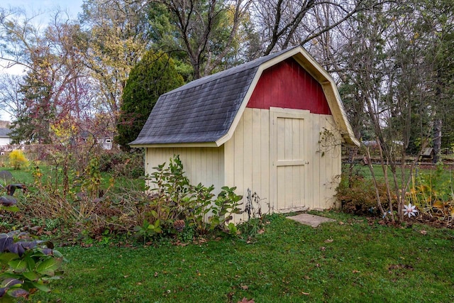 view of outdoor structure with a yard