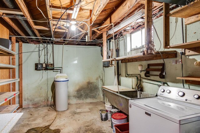 basement with washer / dryer