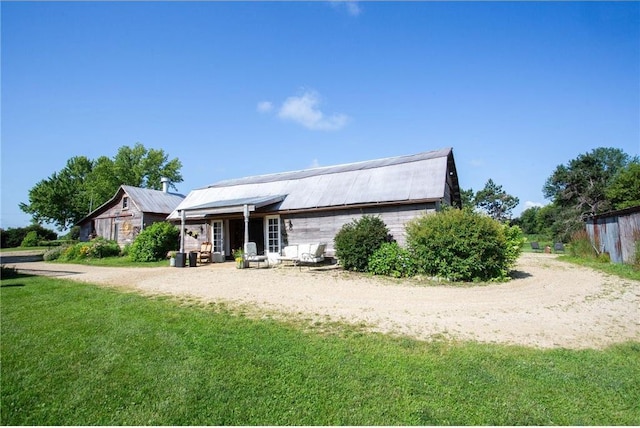 view of front of house with a front lawn