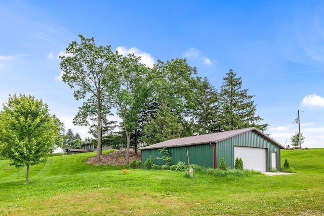 view of yard featuring a garage and an outdoor structure