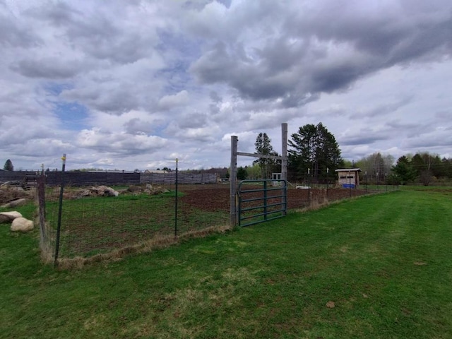 view of yard featuring a rural view