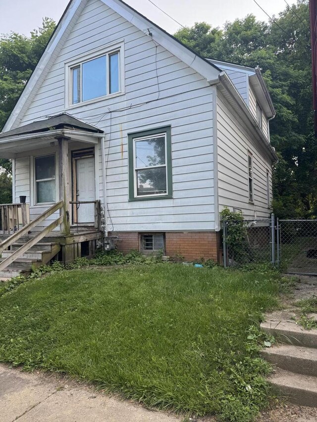 view of front of home with a front yard