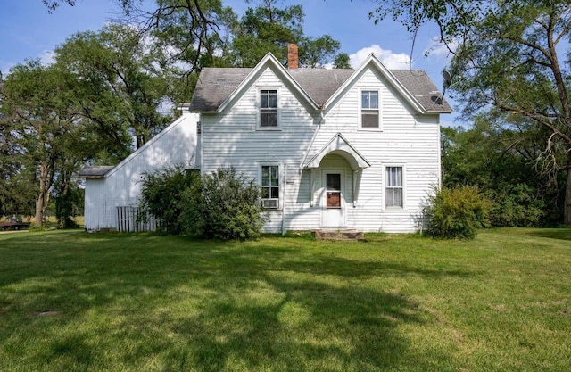 view of front facade featuring a front yard