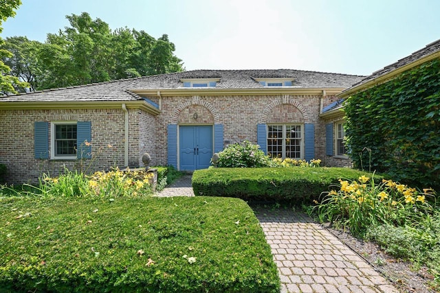 view of front of property featuring a front yard