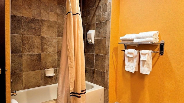 bathroom featuring shower / bath combo with shower curtain