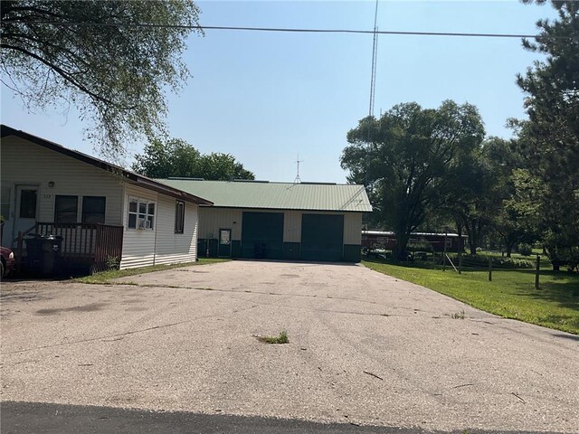 single story home with a front lawn