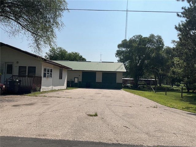 view of front of home featuring a front yard