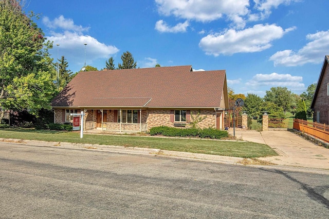 view of front of house featuring a front lawn and a porch