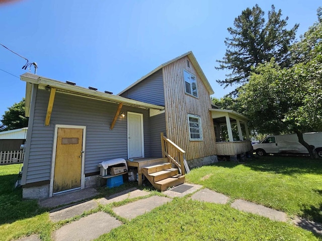 view of front of home featuring a front lawn