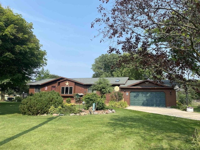 view of front of house featuring a garage and a front yard