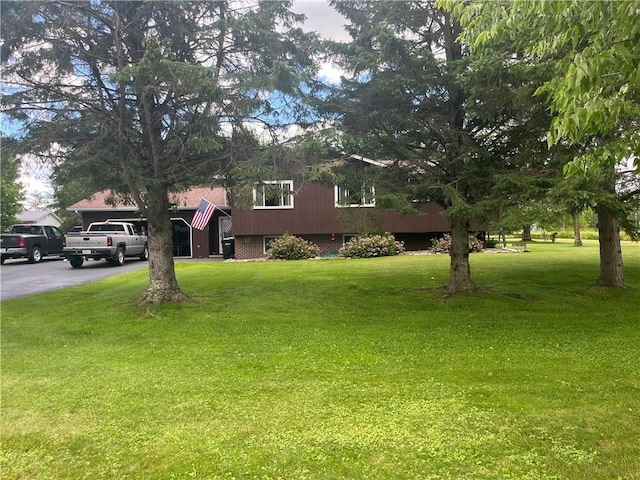 view of front of home featuring a front yard