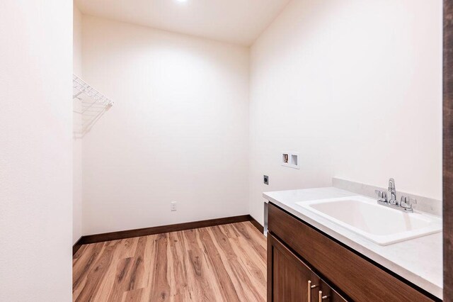 unfurnished room featuring light hardwood / wood-style floors and ceiling fan