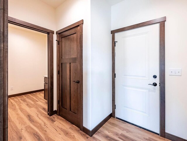 unfurnished bedroom with a barn door and ceiling fan