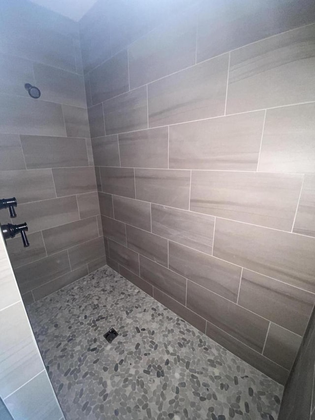 bathroom featuring a tile shower