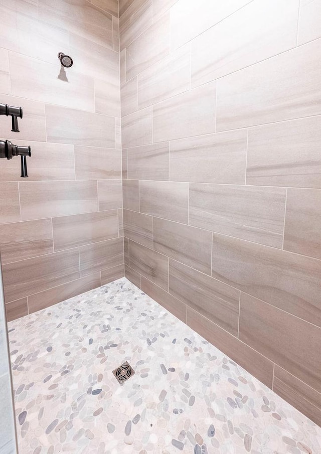 bathroom featuring a tile shower